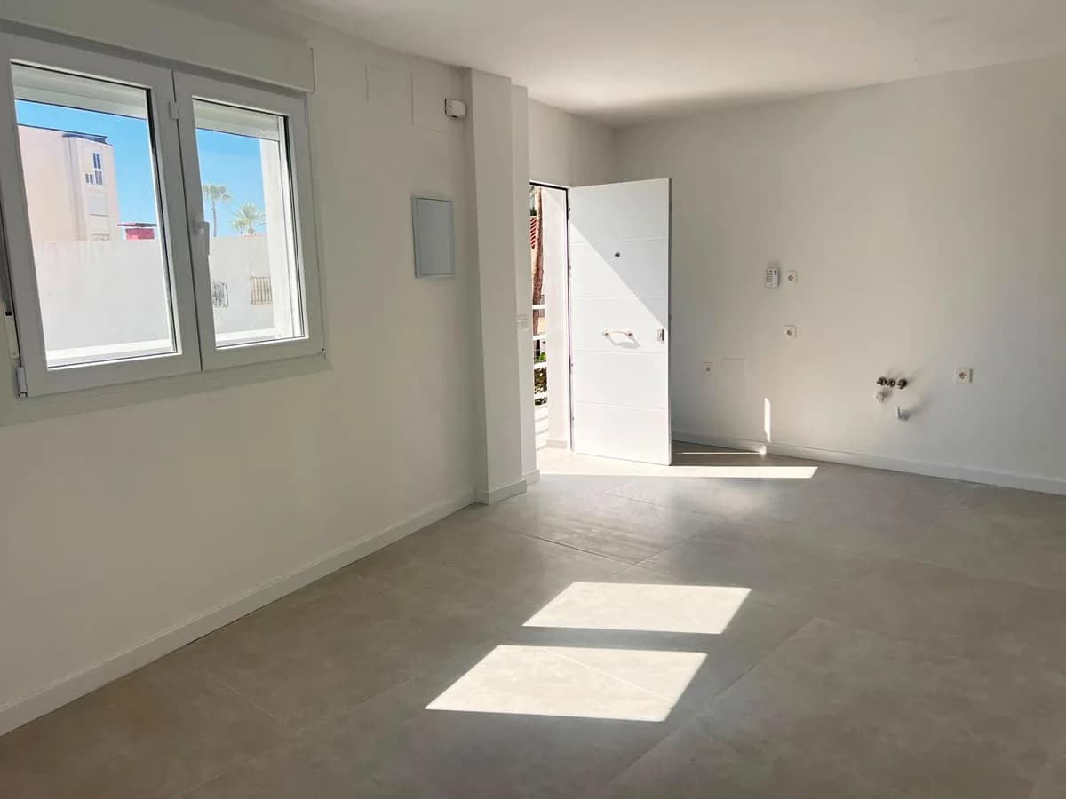 1 Bedroom Ground Floor Apartment for Sale in La Carihuela, Málaga - Image 4