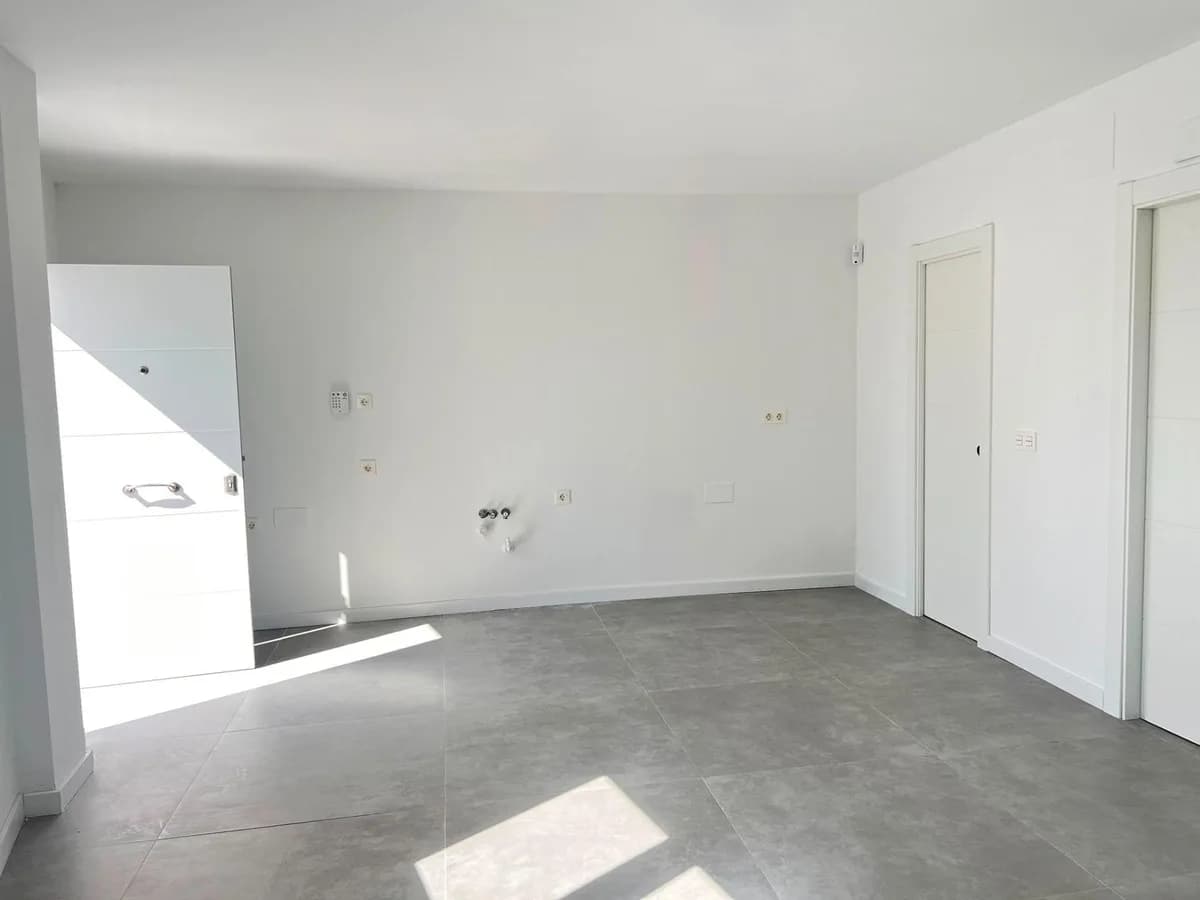 1 Bedroom Ground Floor Apartment for Sale in La Carihuela, Málaga - Image 5