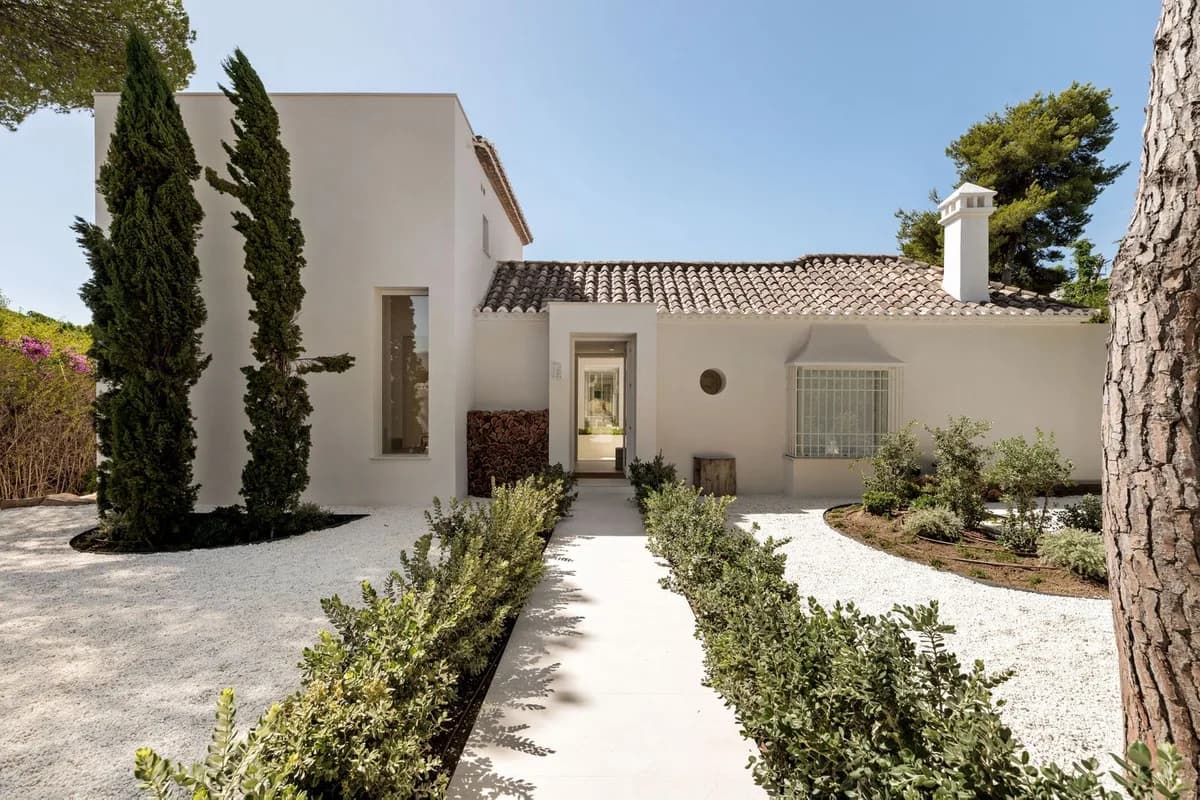 4 Bedroom Detached Villa for Sale in El Paraiso, Málaga