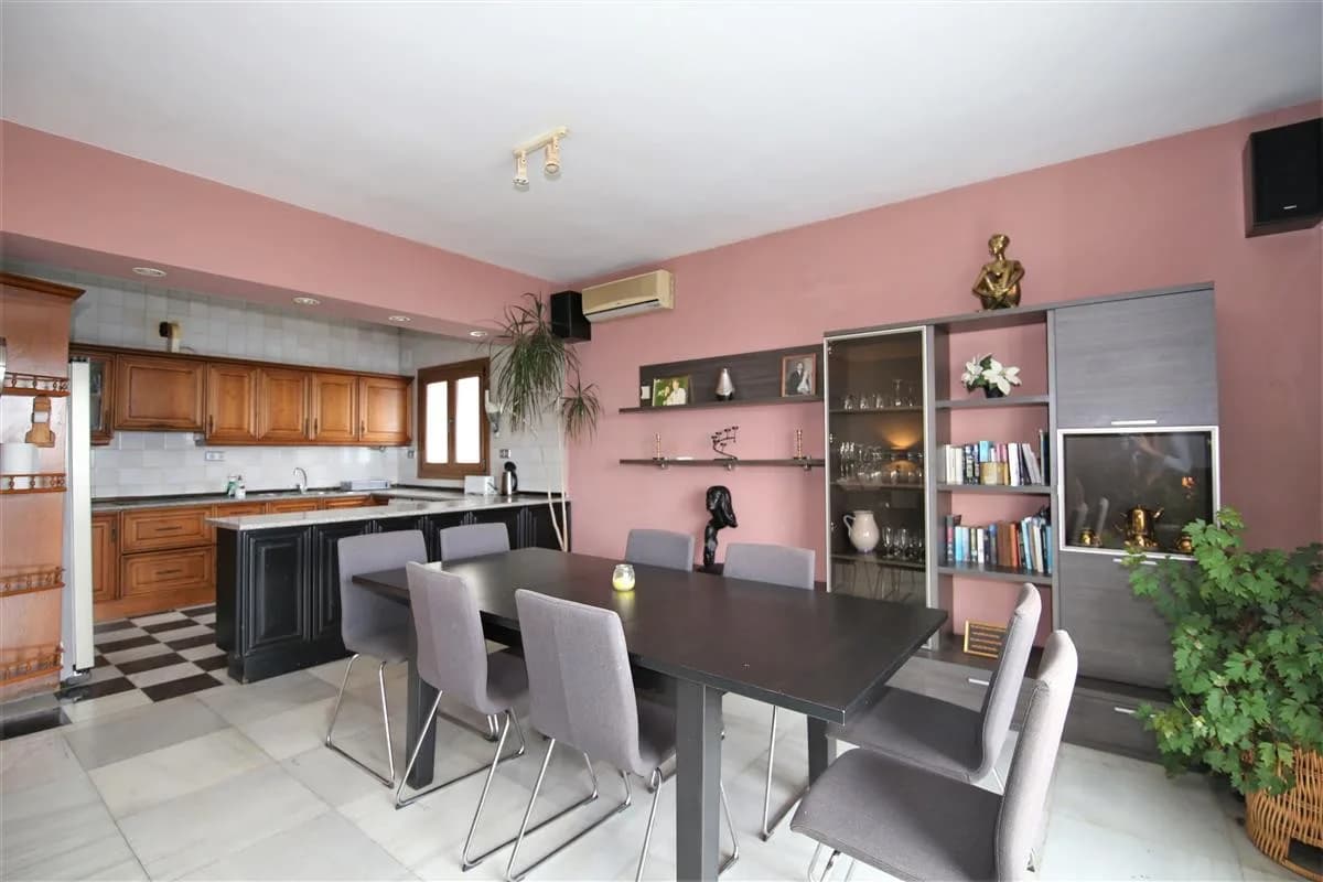 4 Bedroom Detached Villa for Sale in Estepona, Málaga - Image 4