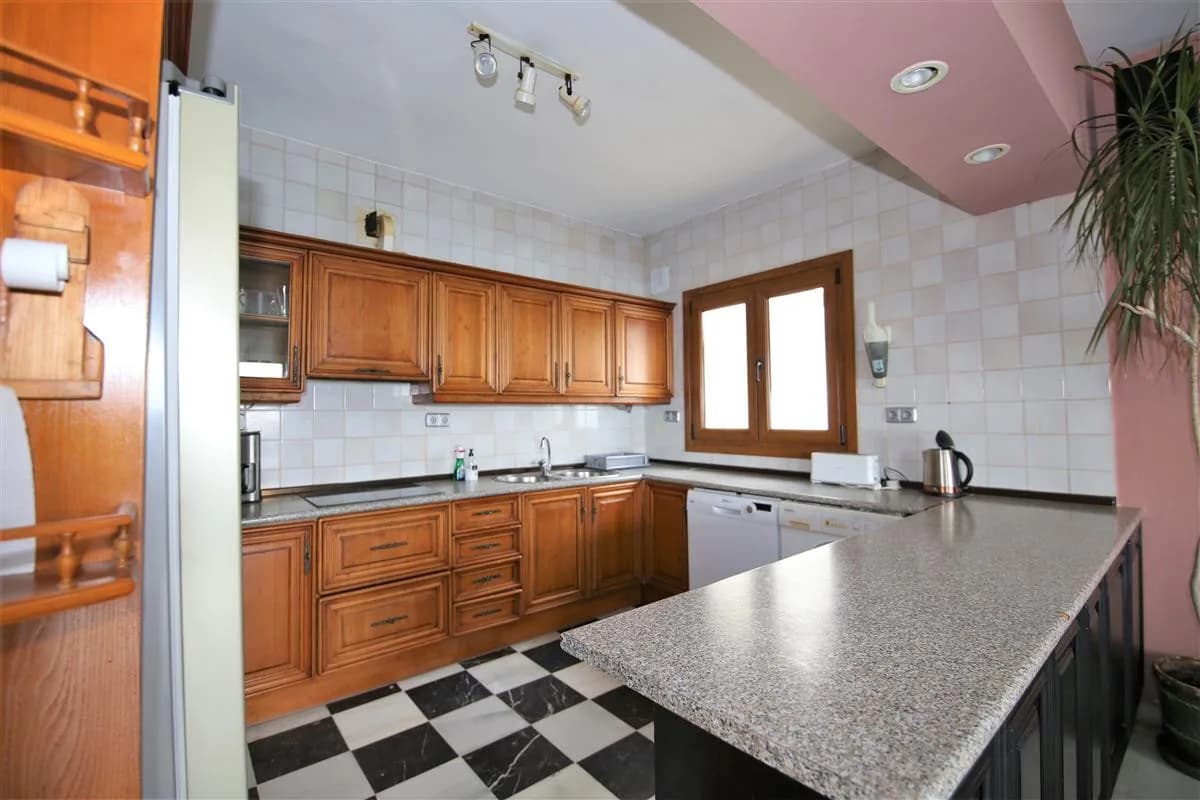 4 Bedroom Detached Villa for Sale in Estepona, Málaga - Image 5