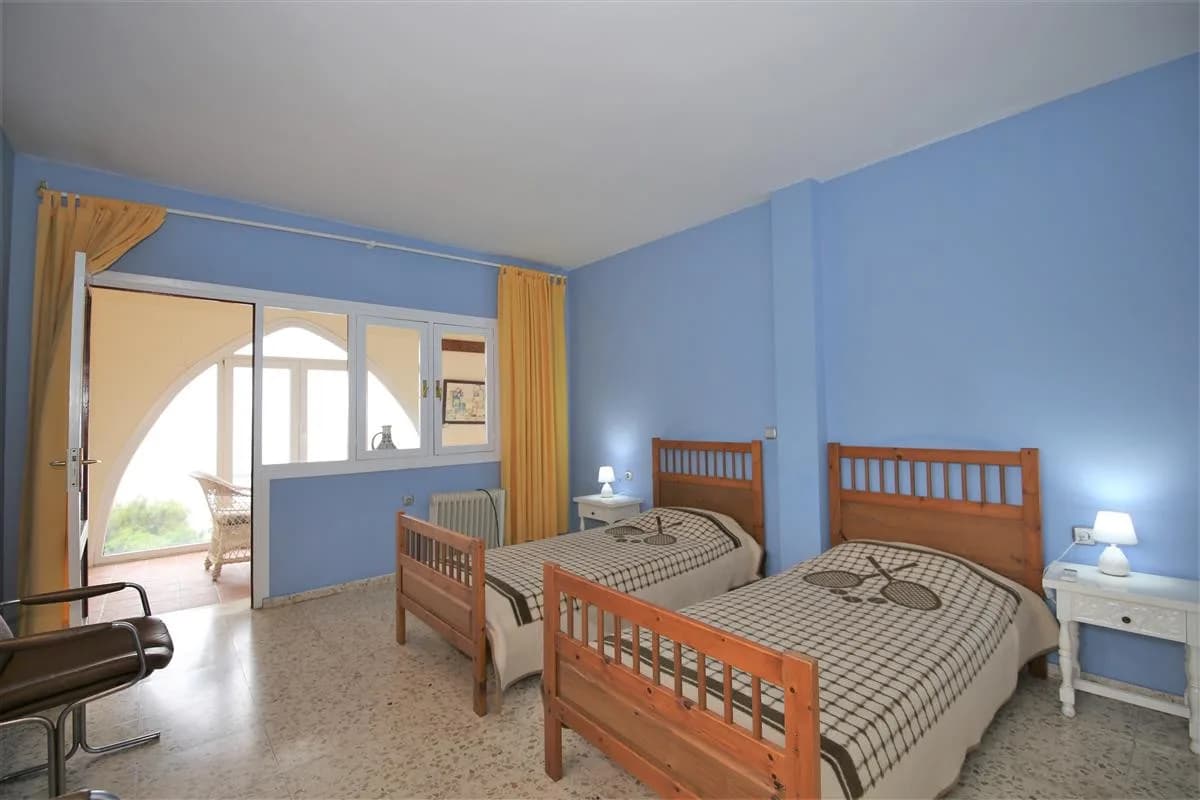 4 Bedroom Detached Villa for Sale in Estepona, Málaga - Image 9