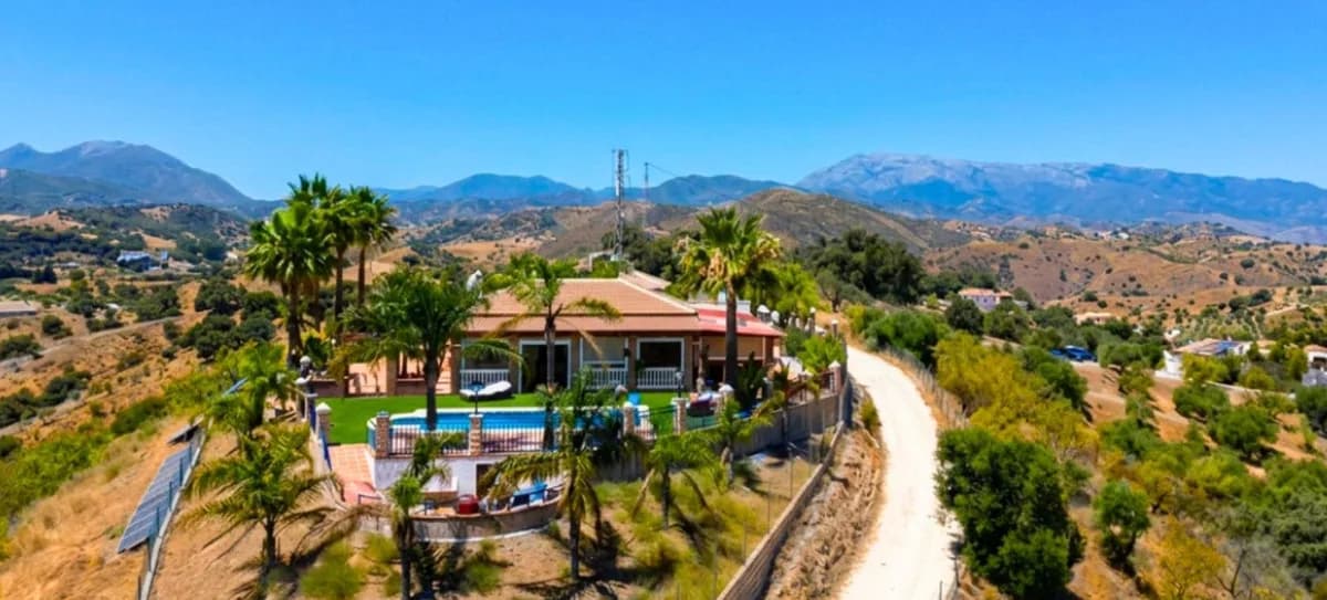 5 Bedroom Finca - Cortijo for Sale in Coín, Málaga - Image 2
