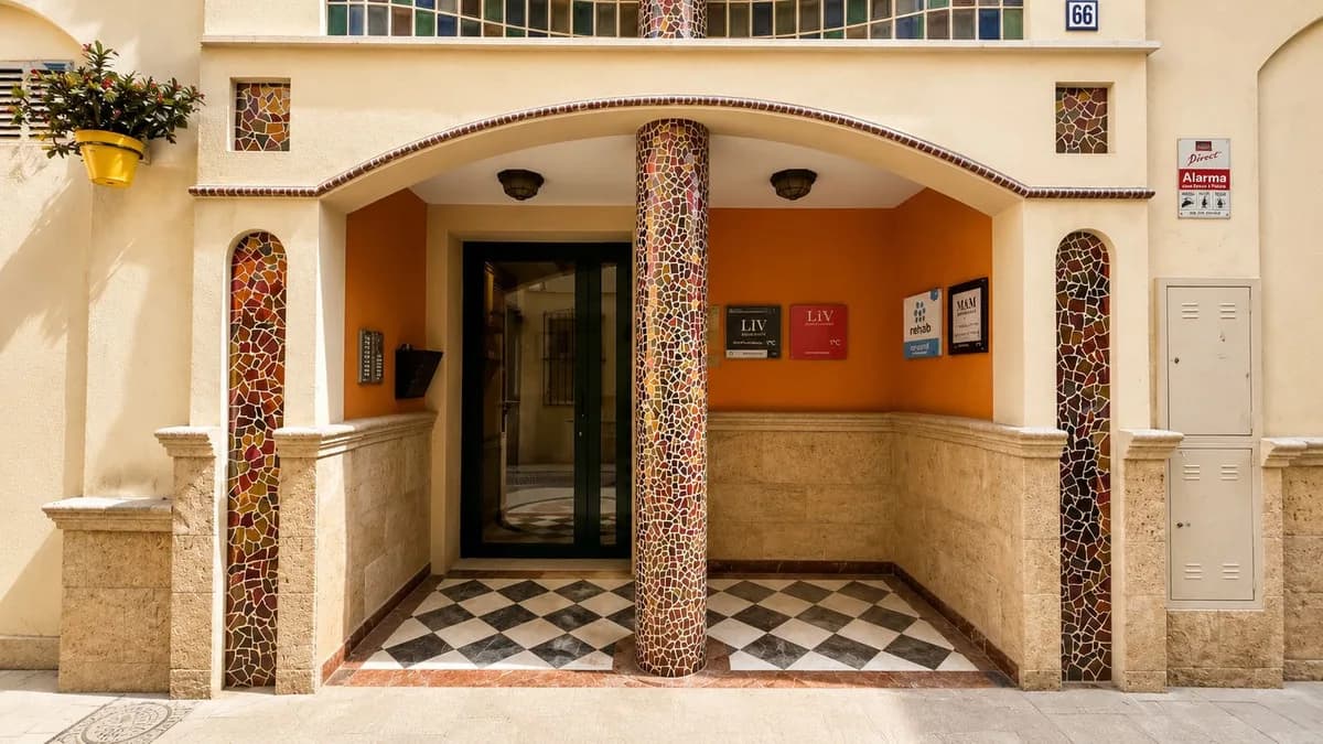 2 Bedroom Middle Floor Apartment for Sale in Estepona, Málaga - Image 3