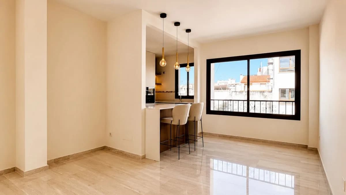 2 Bedroom Middle Floor Apartment for Sale in Estepona, Málaga - Image 6