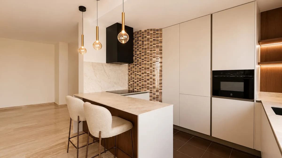 2 Bedroom Middle Floor Apartment for Sale in Estepona, Málaga - Image 9