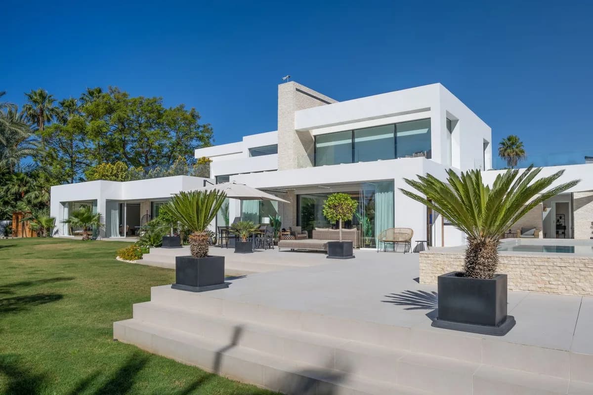 7 Bedroom Detached Villa for Sale in El Paraiso, Málaga - Image 2