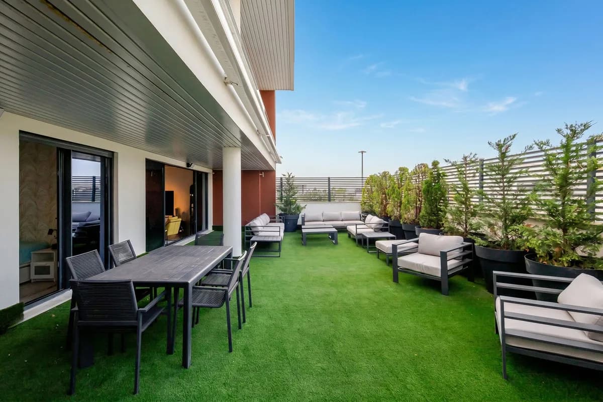 3 Bedroom Ground Floor Apartment for Sale in Benahavís, Málaga - Image 2