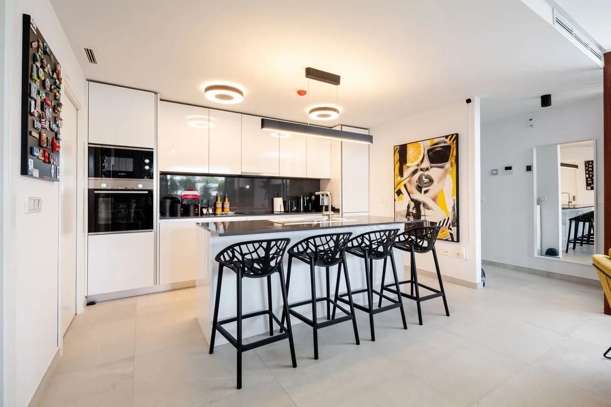 3 Bedroom Ground Floor Apartment for Sale in Benahavís, Málaga - Image 8