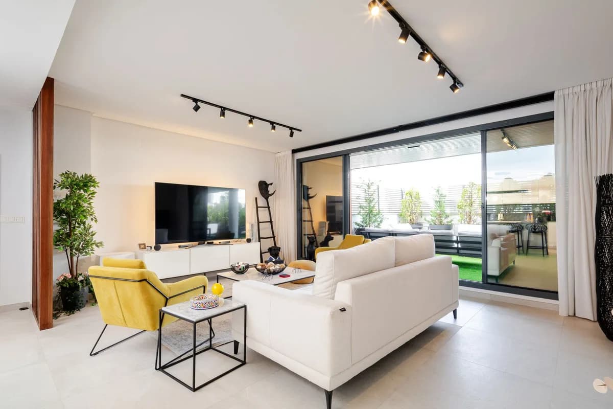 3 Bedroom Ground Floor Apartment for Sale in Benahavís, Málaga - Image 9