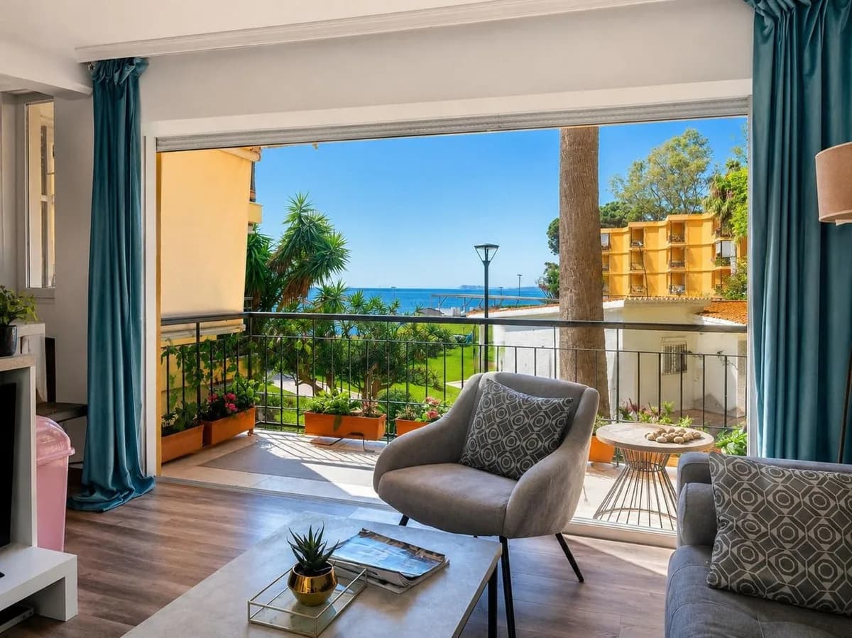 3 Bedroom Middle Floor Apartment for Sale in Estepona, Málaga