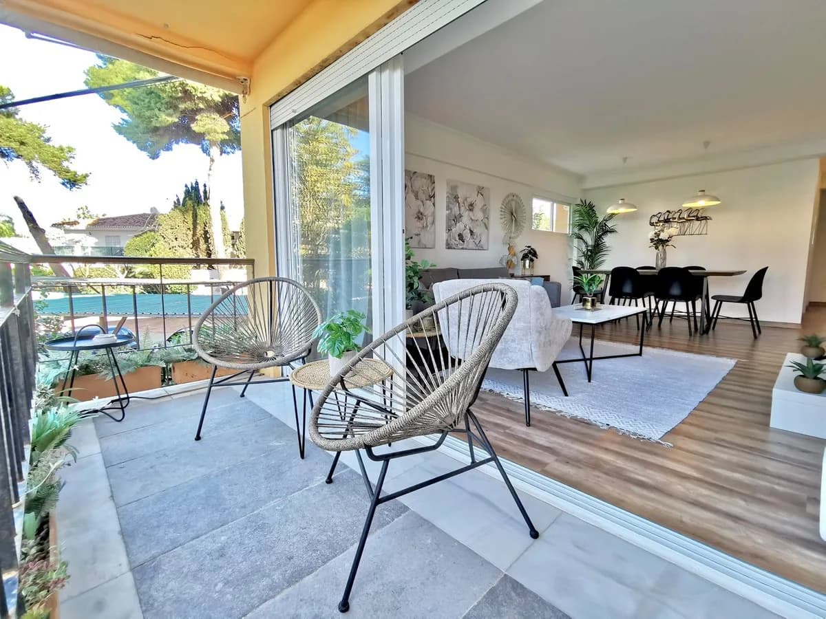 3 Bedroom Middle Floor Apartment for Sale in Estepona, Málaga - Image 2