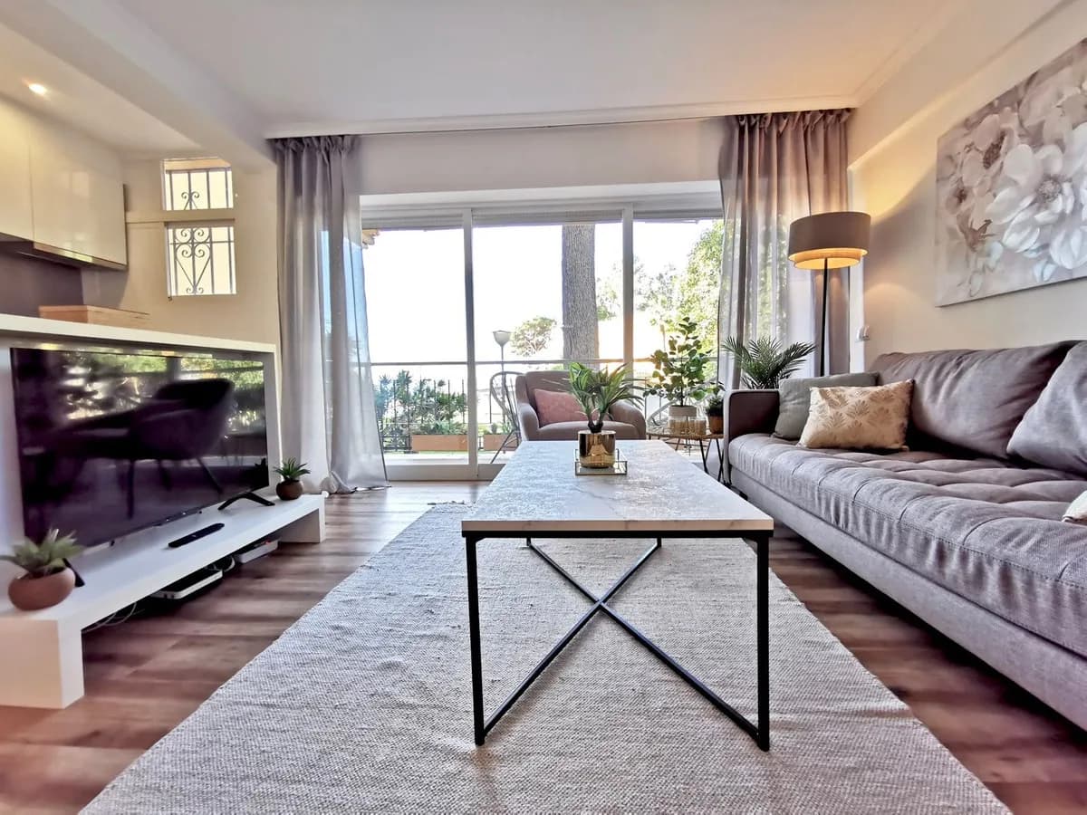 3 Bedroom Middle Floor Apartment for Sale in Estepona, Málaga - Image 5