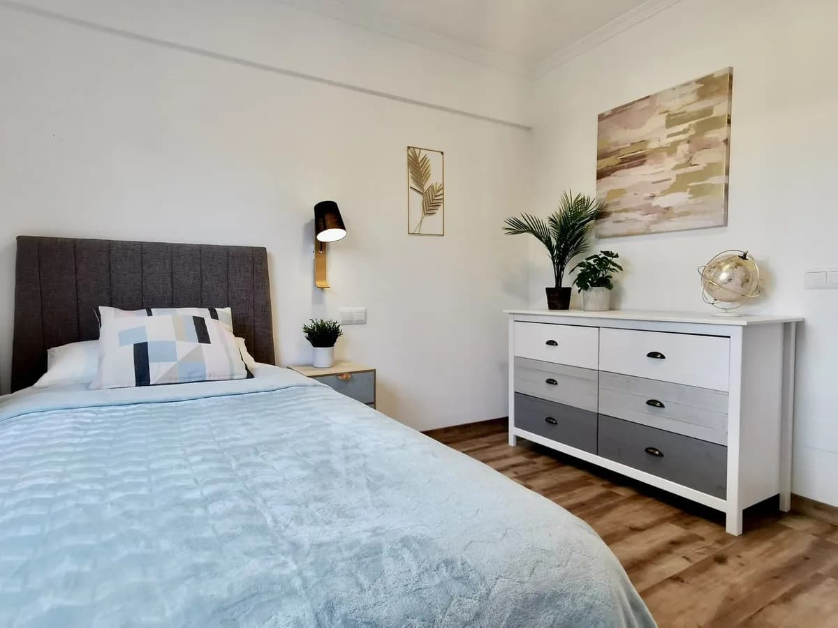 3 Bedroom Middle Floor Apartment for Sale in Estepona, Málaga - Image 7