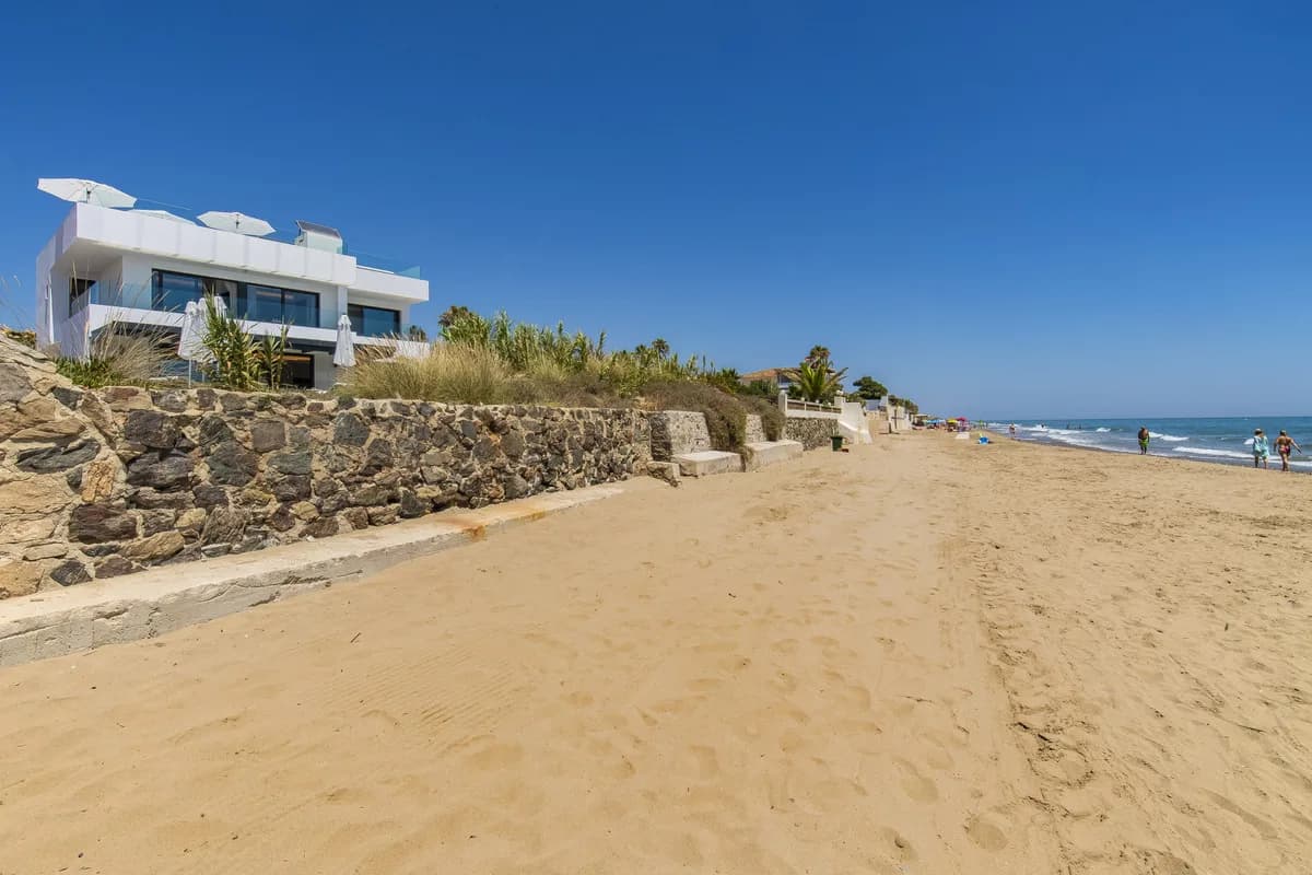 6 Bedroom Detached Villa for Sale in Costabella, Málaga - Image 4