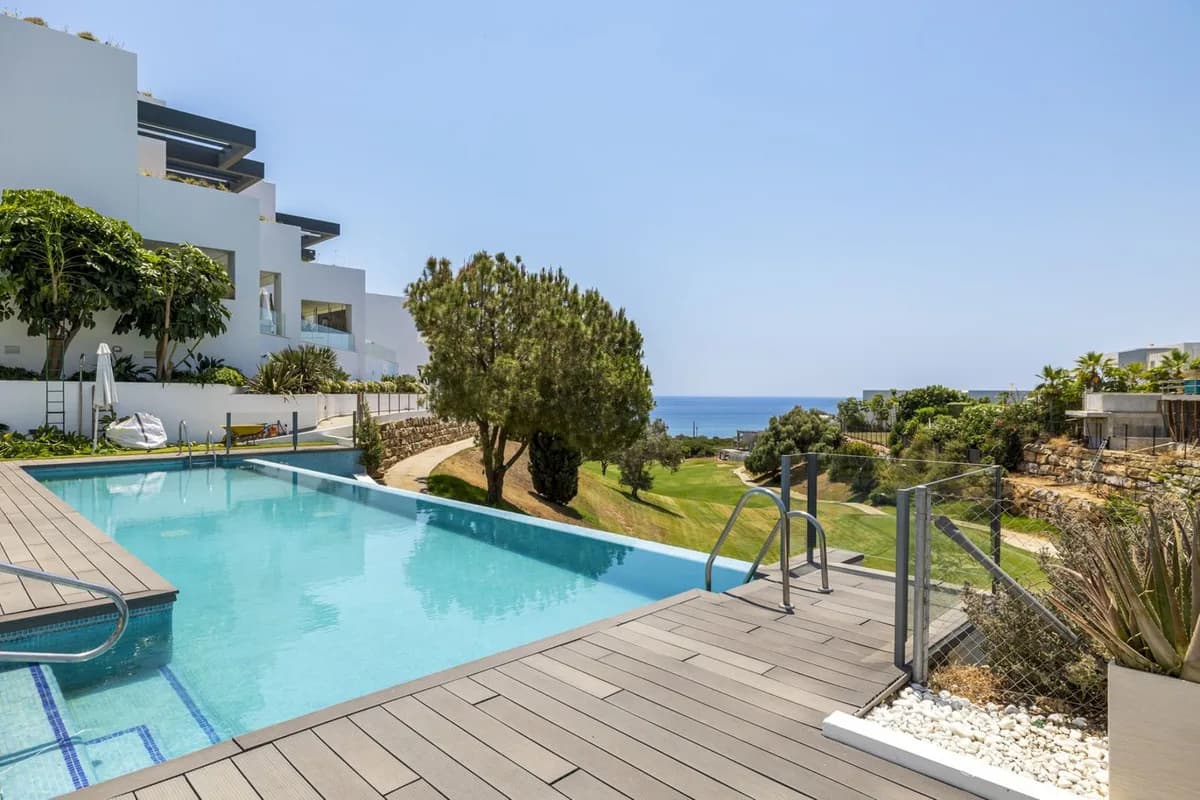 3 Bedroom Ground Floor Apartment for Sale in Cabopino, Málaga - Image 9