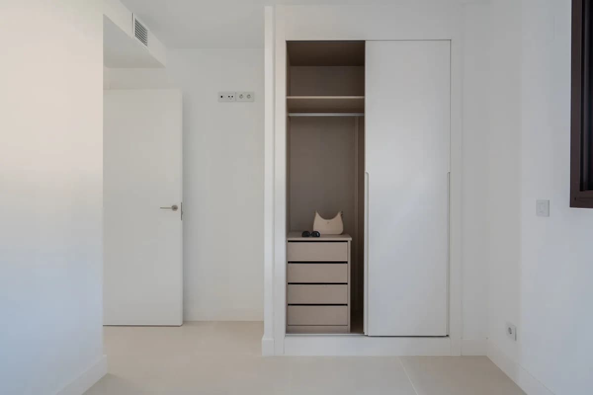 2 Bedroom Middle Floor Apartment for Sale in Fuengirola, Málaga - Image 5