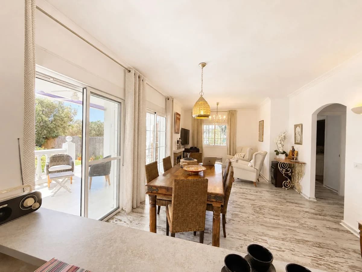 2 Bedroom Ground Floor Apartment for Sale in Estepona, Málaga - Image 3