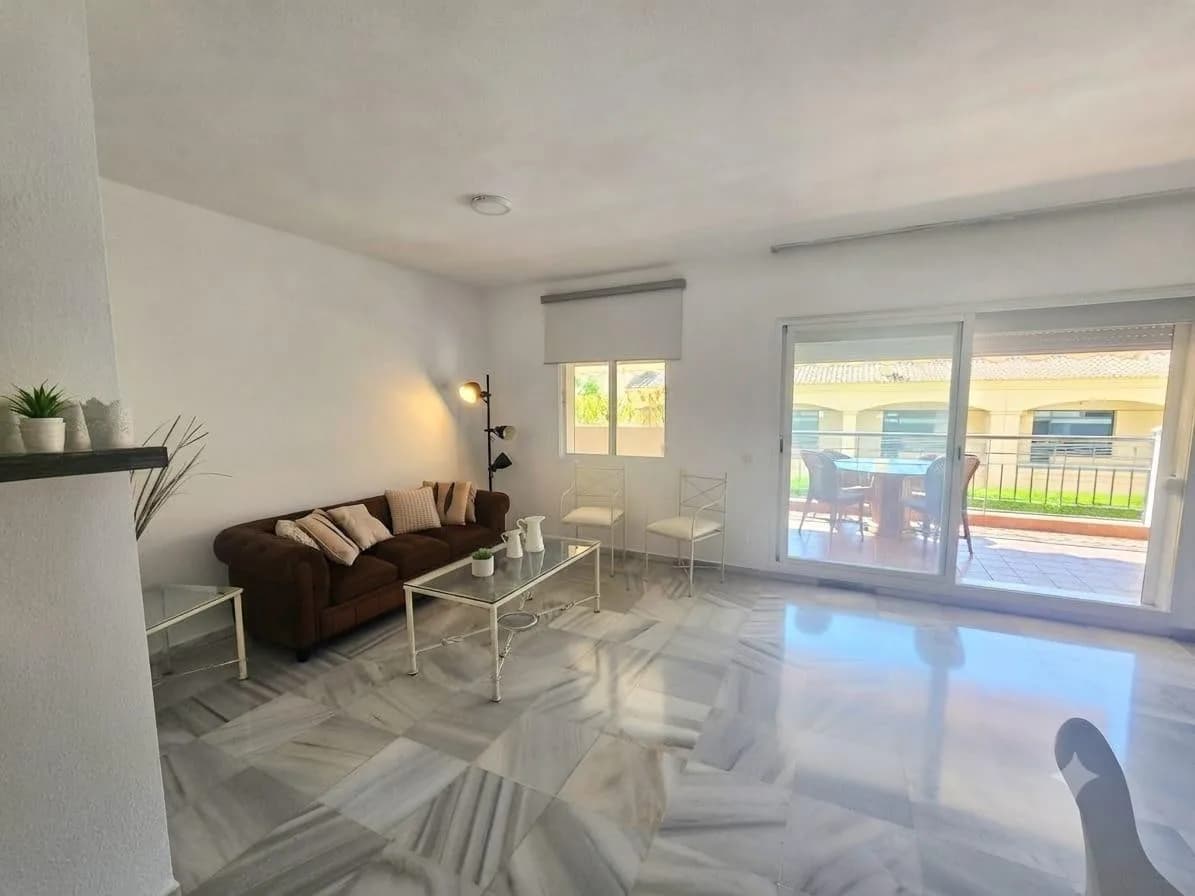 3 Bedroom Middle Floor Apartment for Sale in Torrequebrada, Málaga - Image 4