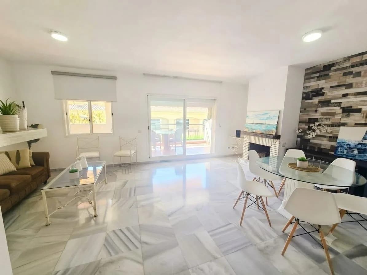 3 Bedroom Middle Floor Apartment for Sale in Torrequebrada, Málaga - Image 5