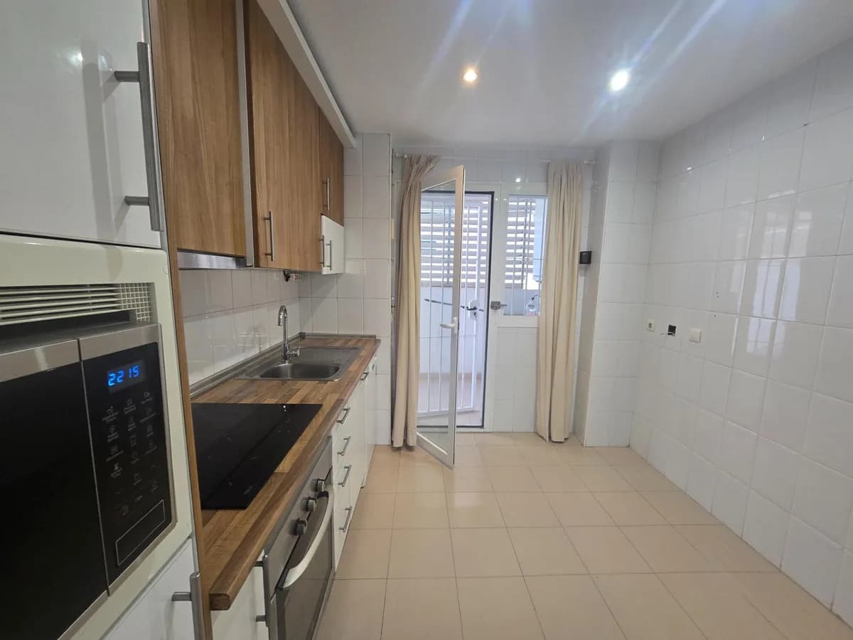 3 Bedroom Middle Floor Apartment for Sale in Torrequebrada, Málaga - Image 9