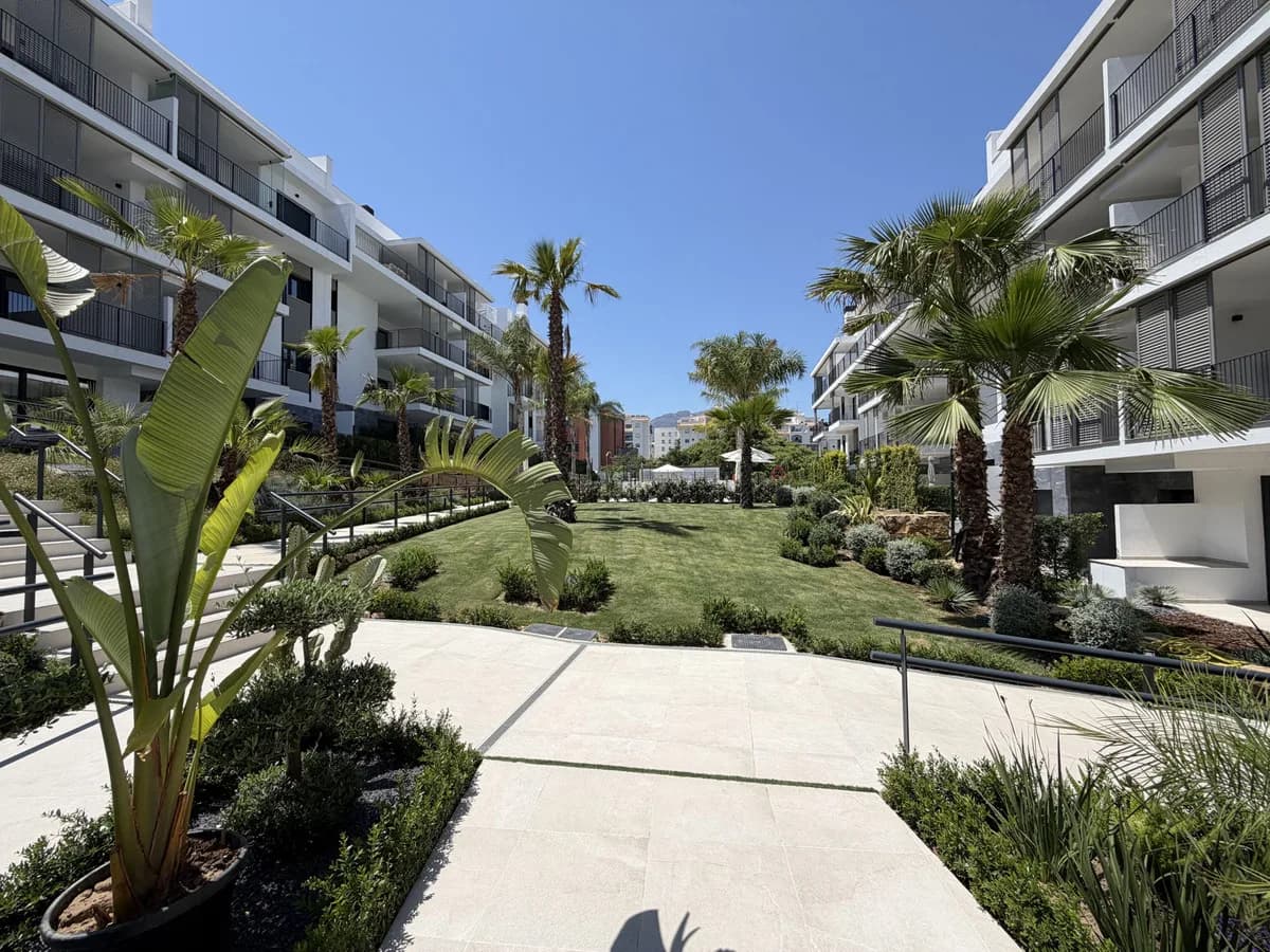 2 Bedroom Middle Floor Apartment for Sale in Estepona, Málaga