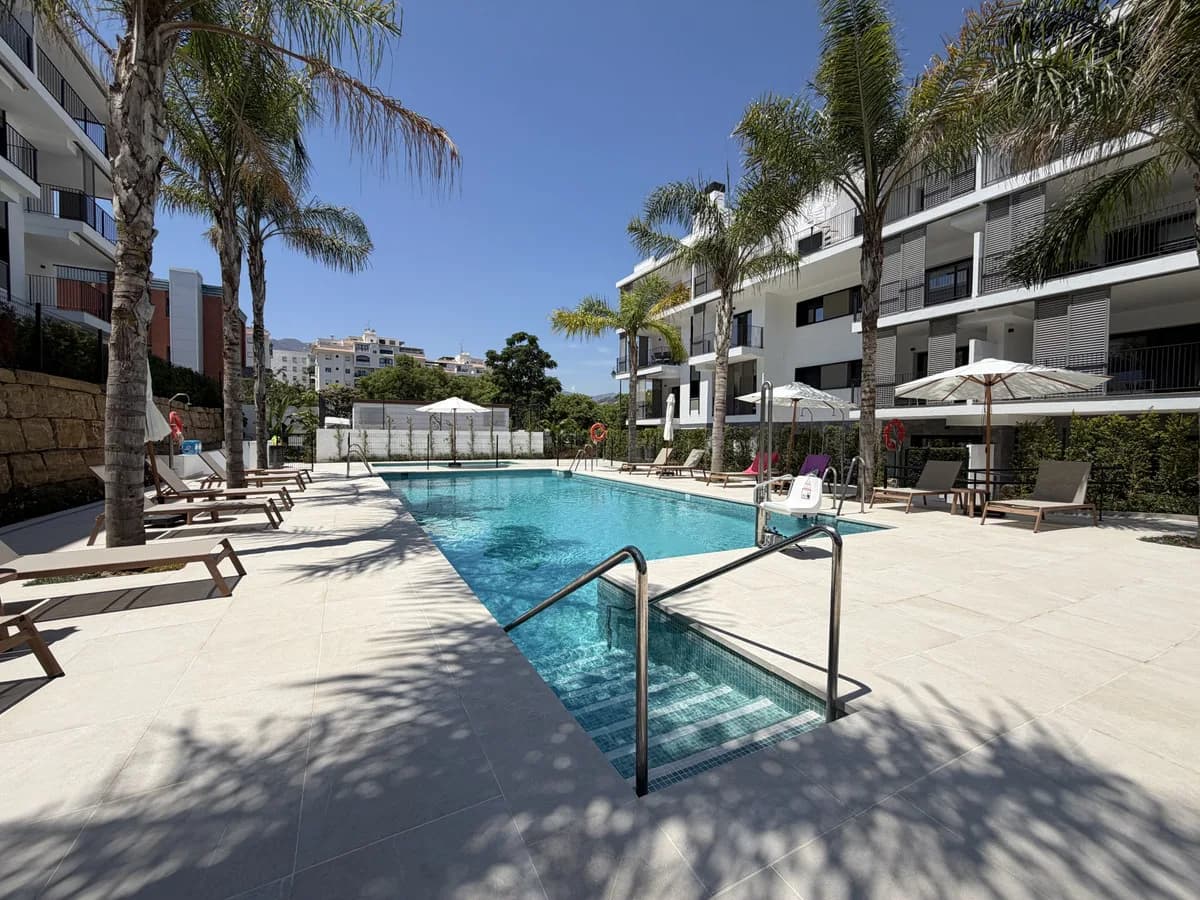 2 Bedroom Middle Floor Apartment for Sale in Estepona, Málaga - Image 2