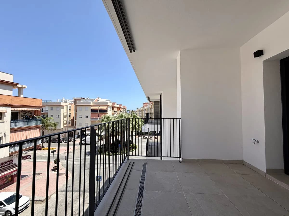 2 Bedroom Middle Floor Apartment for Sale in Estepona, Málaga - Image 3