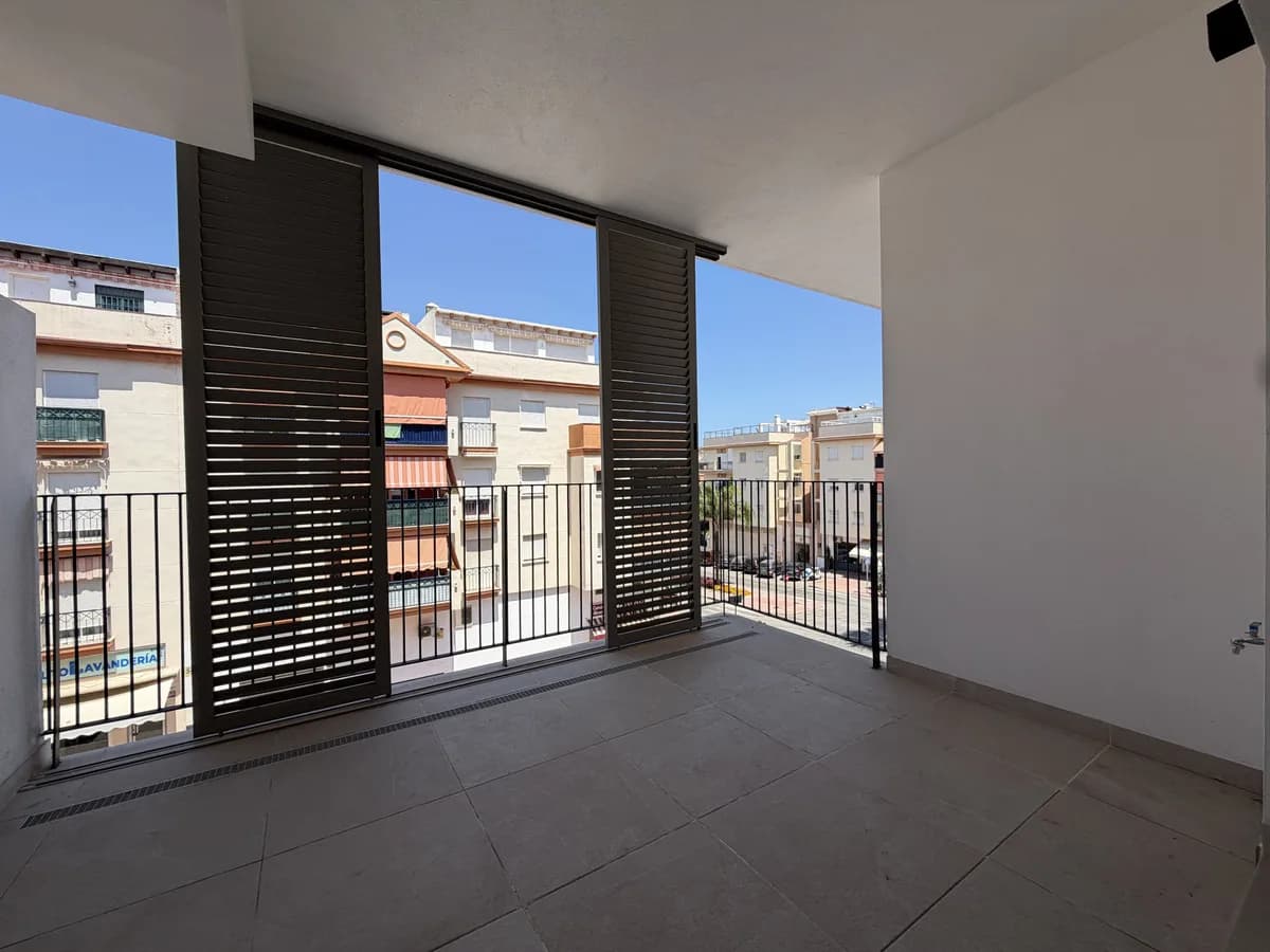 2 Bedroom Middle Floor Apartment for Sale in Estepona, Málaga - Image 4