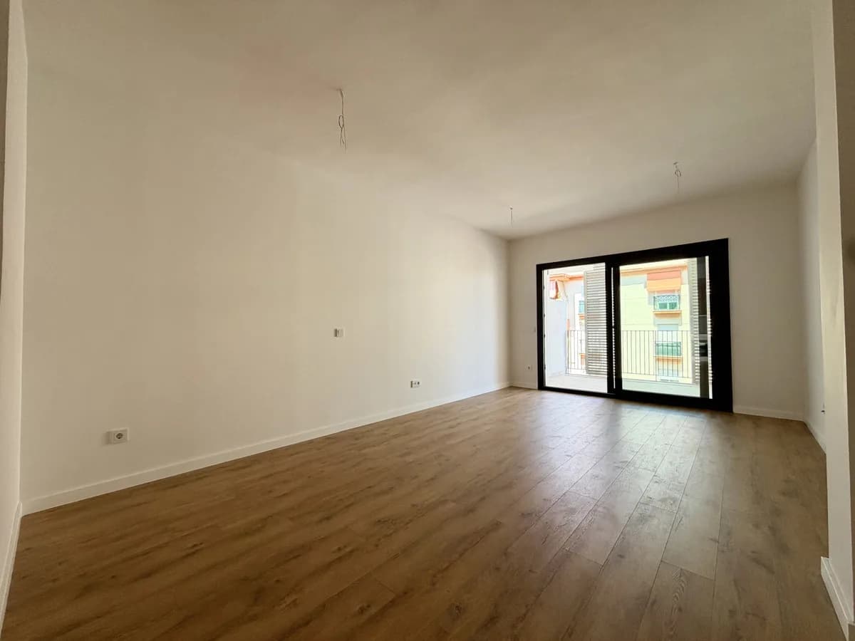 2 Bedroom Middle Floor Apartment for Sale in Estepona, Málaga - Image 6