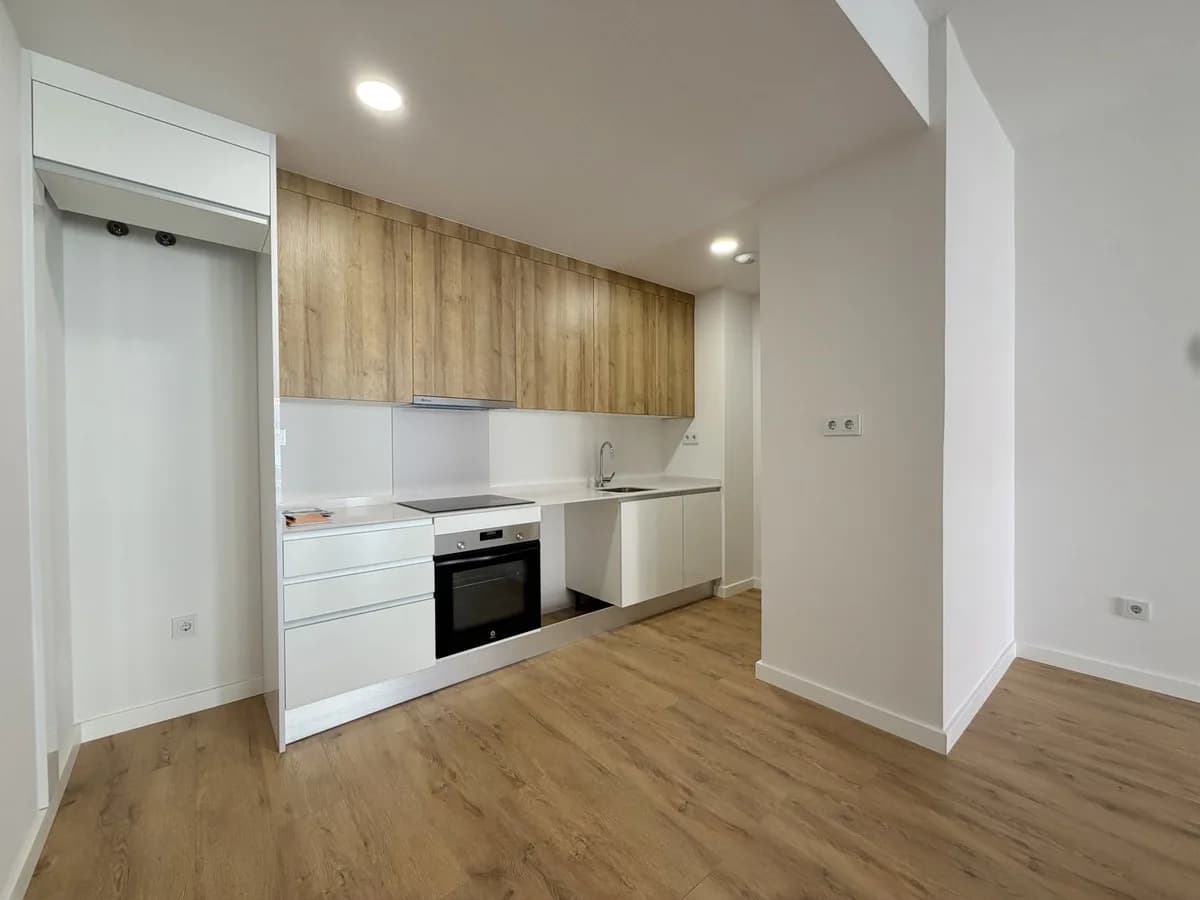 2 Bedroom Middle Floor Apartment for Sale in Estepona, Málaga - Image 8