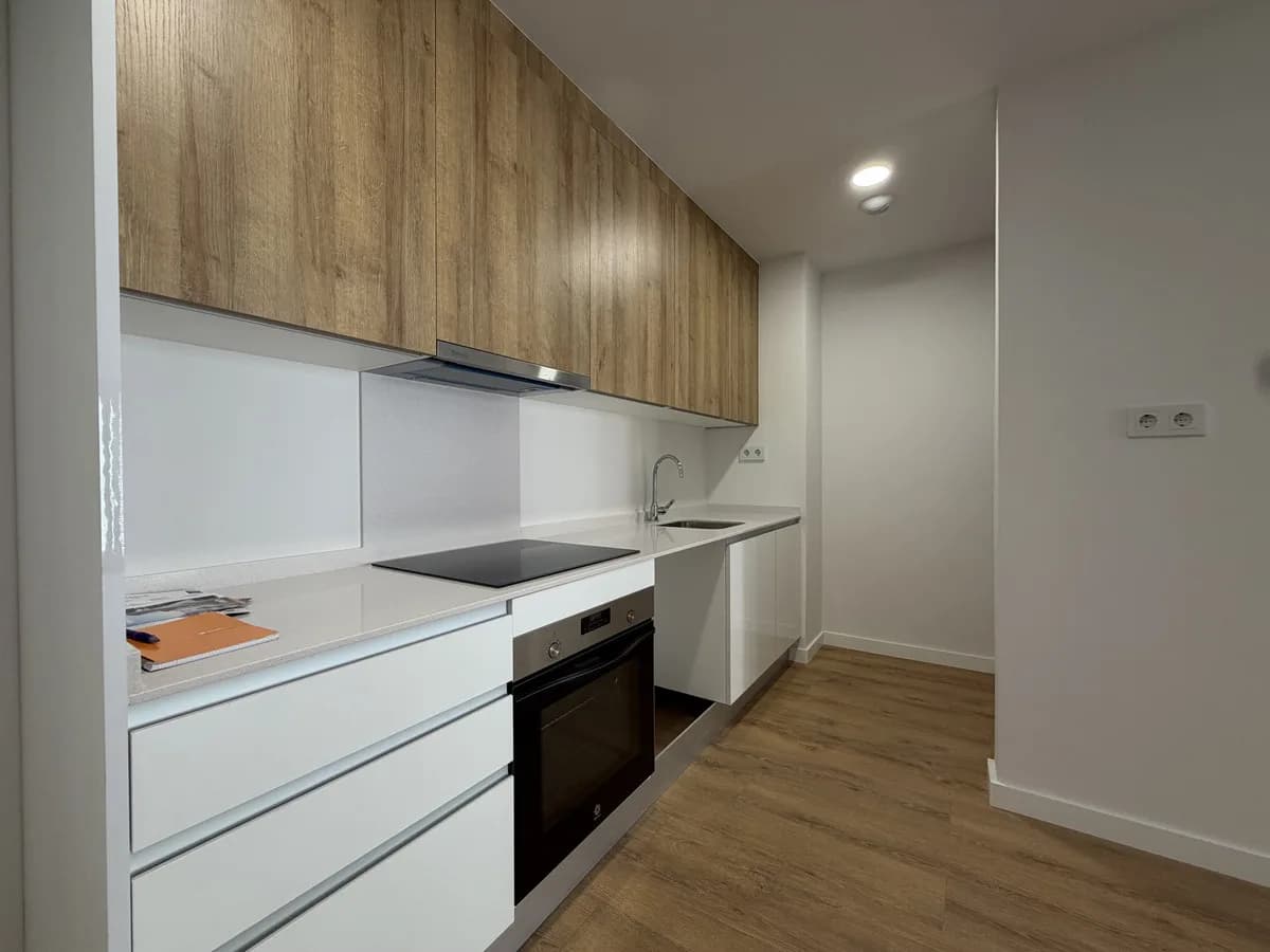 2 Bedroom Middle Floor Apartment for Sale in Estepona, Málaga - Image 9