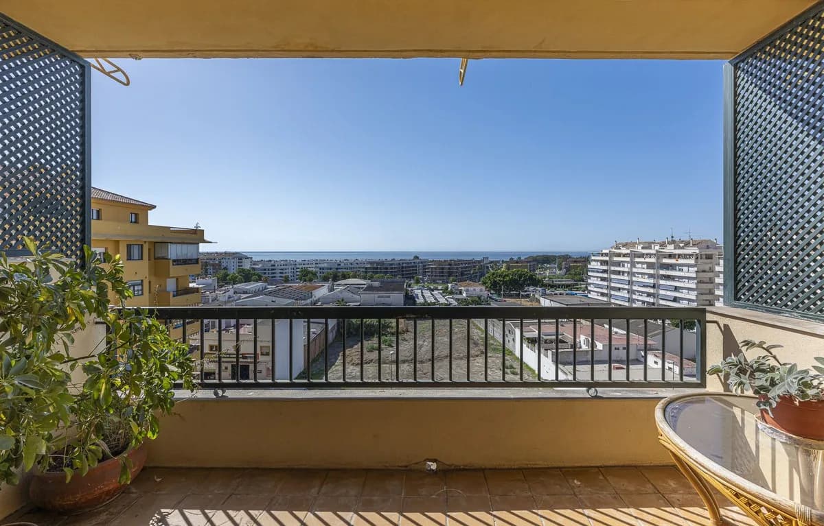 3 Bedroom Middle Floor Apartment for Sale in San Pedro de Alcántara, Málaga - Image 2