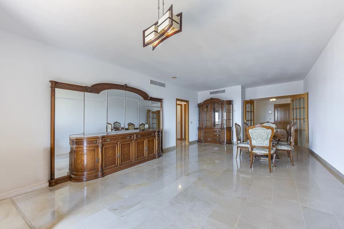 3 Bedroom Middle Floor Apartment for Sale in San Pedro de Alcántara, Málaga - Image 6