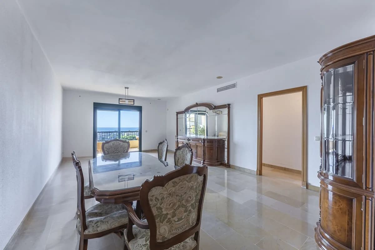 3 Bedroom Middle Floor Apartment for Sale in San Pedro de Alcántara, Málaga - Image 8