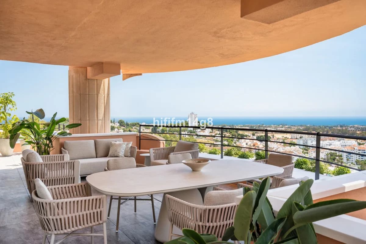 3 Bedroom Middle Floor Apartment for Sale in Nueva Andalucía, Málaga - Image 2