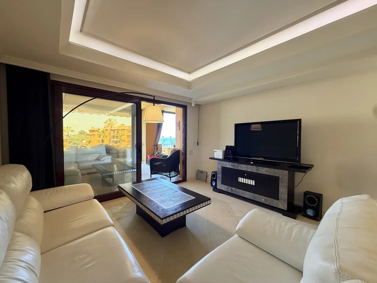 2 Bedroom Middle Floor Apartment for Sale in Estepona, Málaga - Image 4