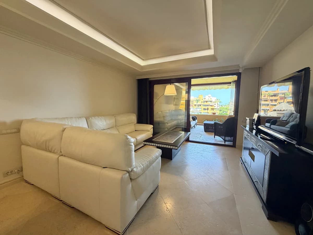 2 Bedroom Middle Floor Apartment for Sale in Estepona, Málaga - Image 5