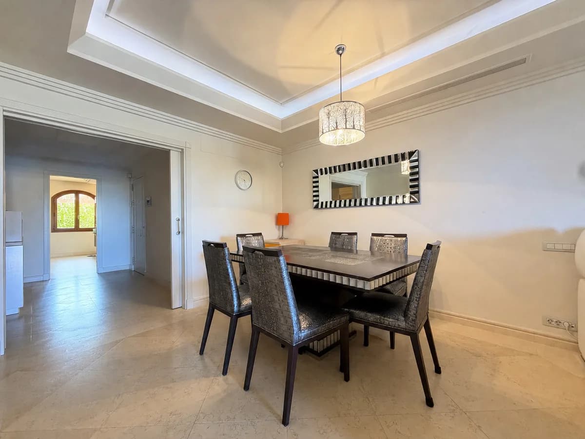 2 Bedroom Middle Floor Apartment for Sale in Estepona, Málaga - Image 6