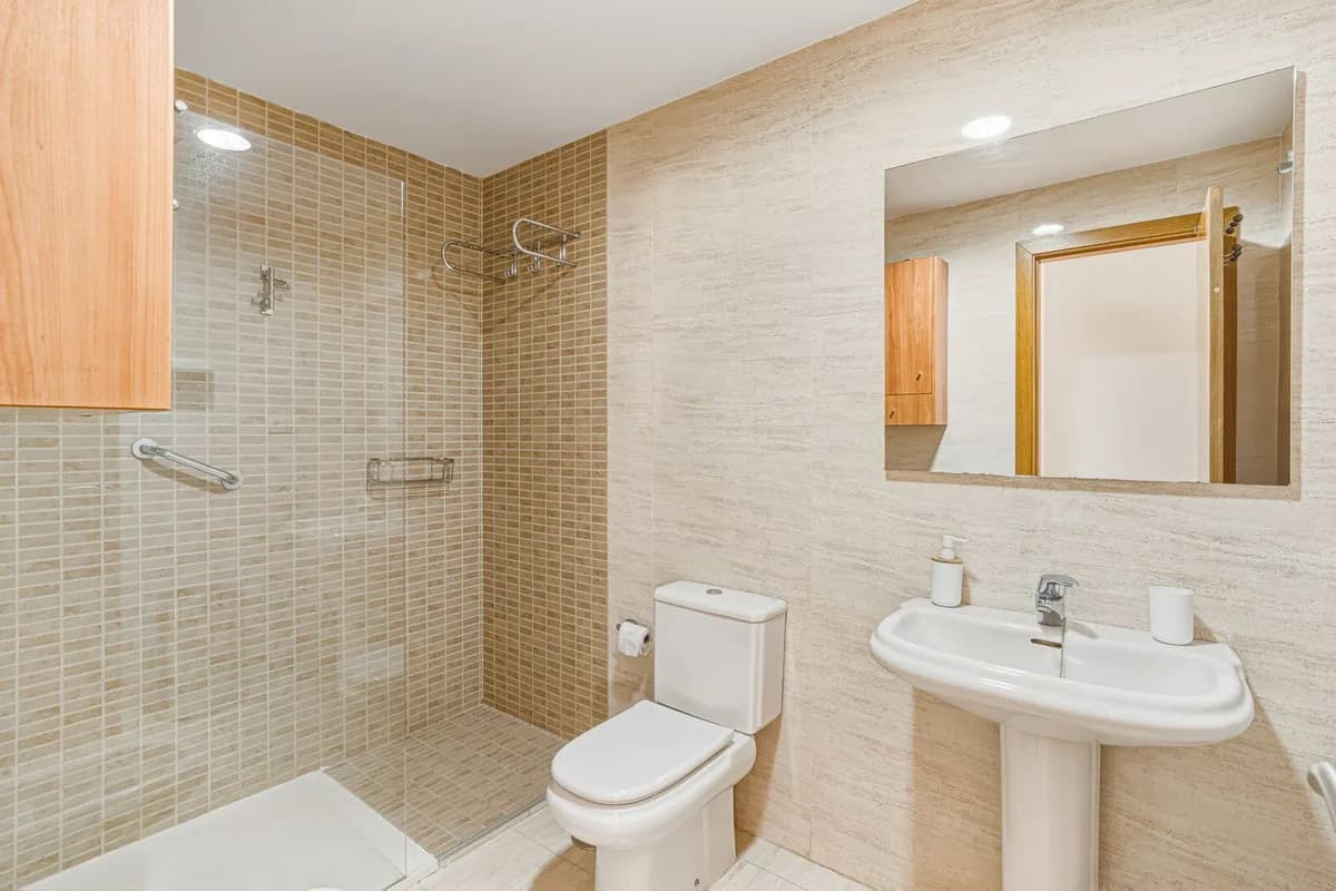 1 Bedroom Middle Floor Apartment for Sale in Los Boliches, Málaga - Image 6