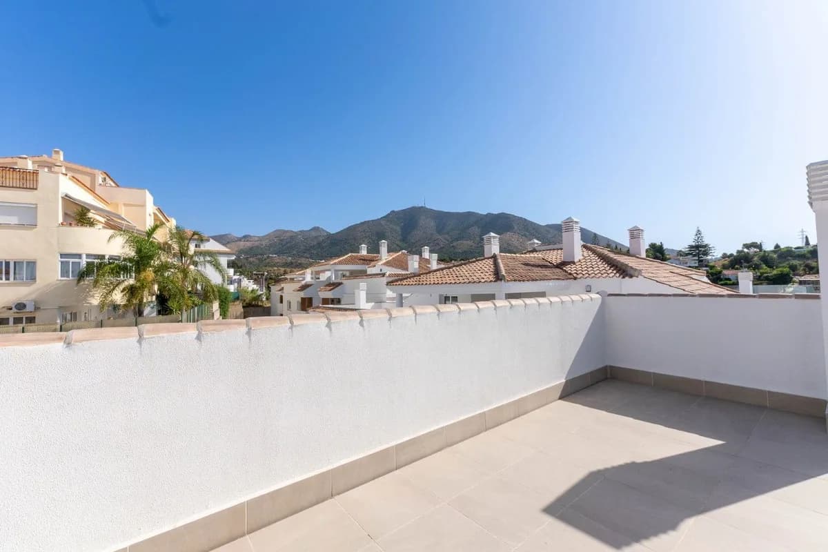 4 Bedroom Penthouse Duplex for Sale in Torreblanca, Málaga - Image 2