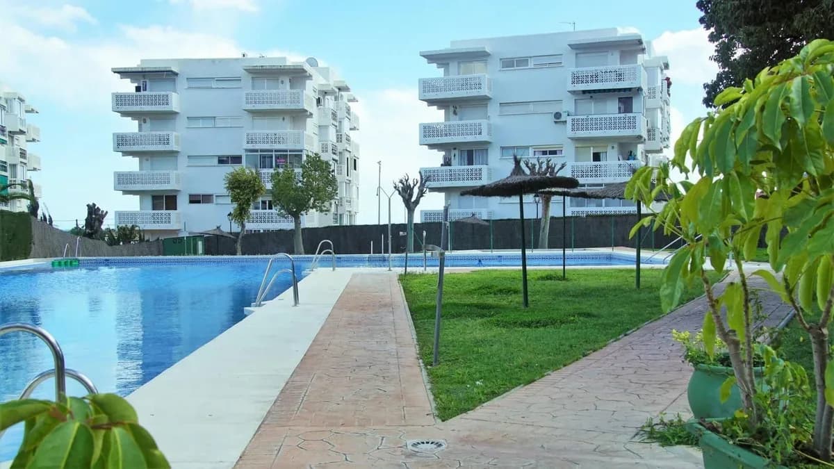 3 Bedroom Middle Floor Apartment for Sale in Estepona, Málaga