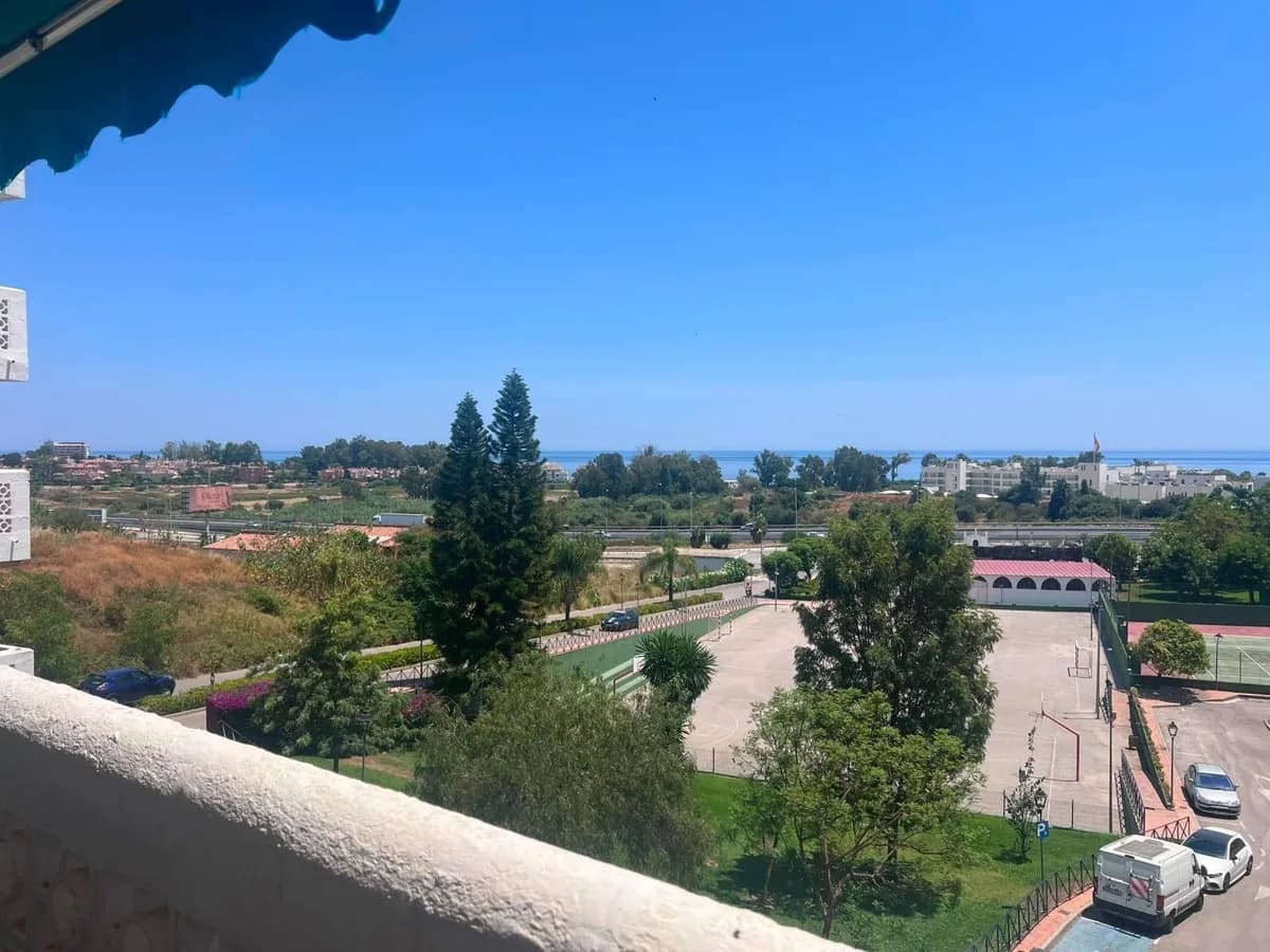 3 Bedroom Middle Floor Apartment for Sale in Estepona, Málaga - Image 2