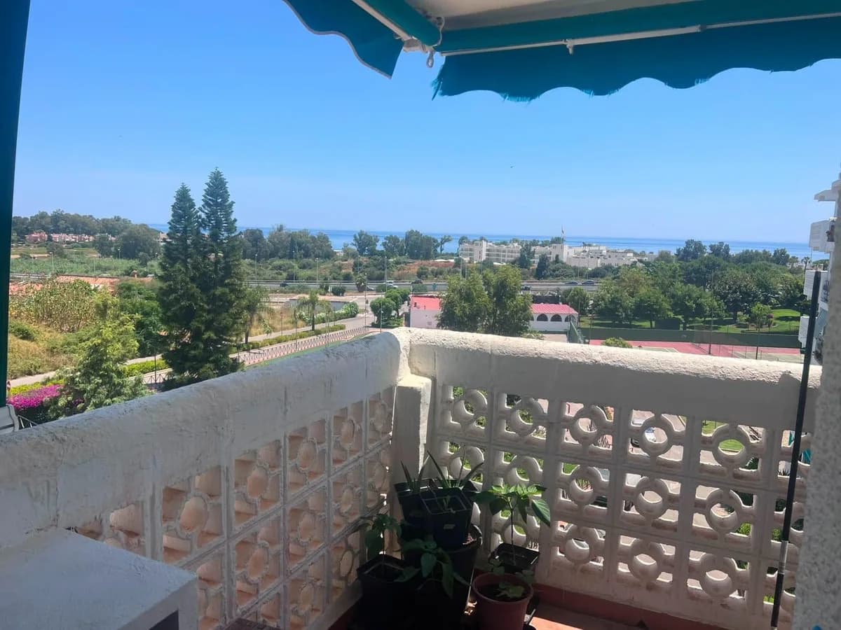 3 Bedroom Middle Floor Apartment for Sale in Estepona, Málaga - Image 3