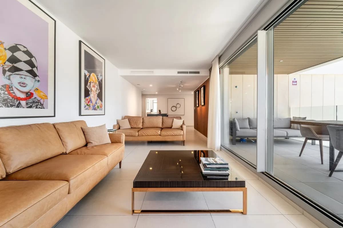 3 Bedroom Middle Floor Apartment for Sale in Elviria, Málaga - Image 4