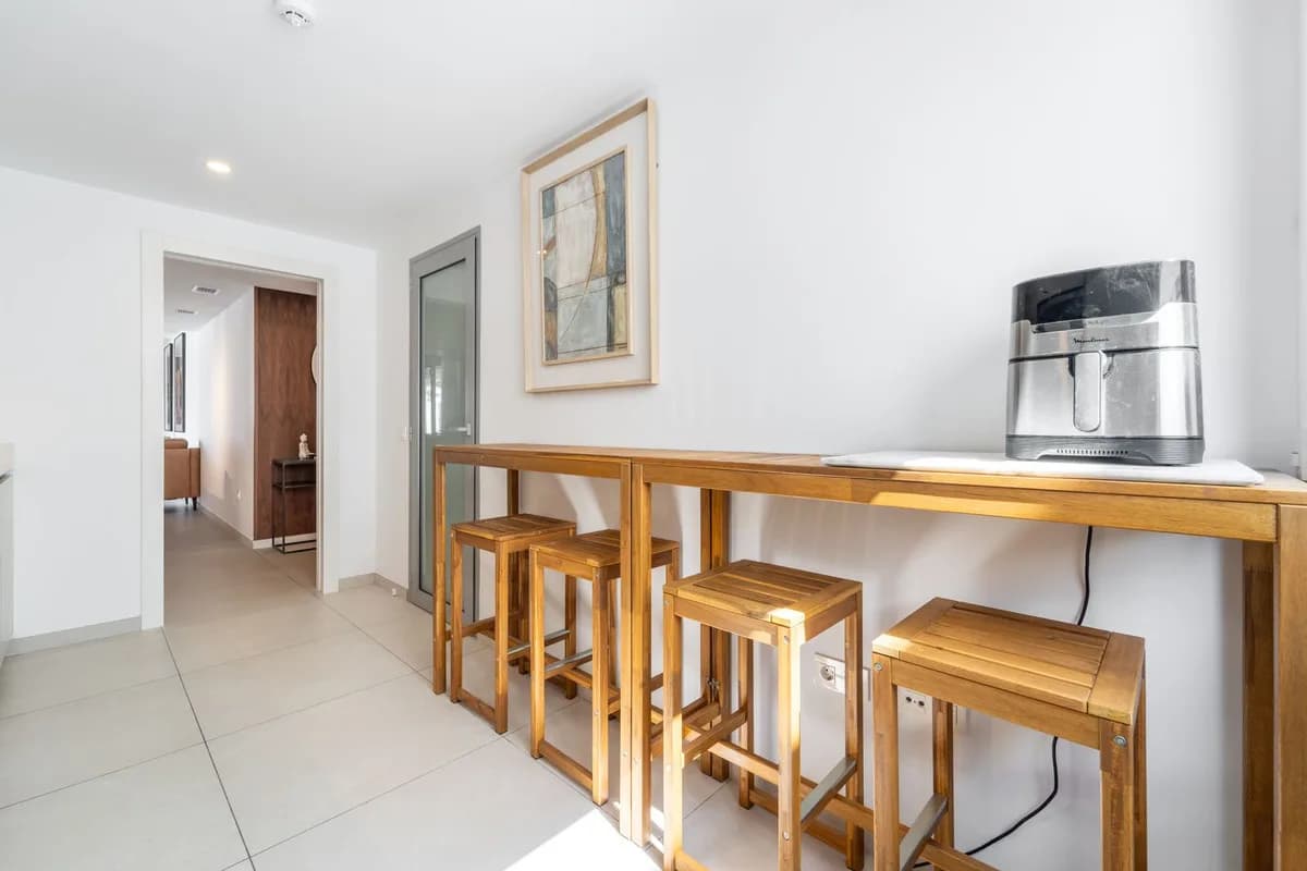 3 Bedroom Middle Floor Apartment for Sale in Elviria, Málaga - Image 6