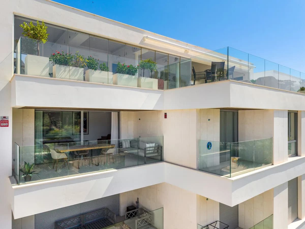 3 Bedroom Middle Floor Apartment for Sale in Elviria, Málaga - Image 7