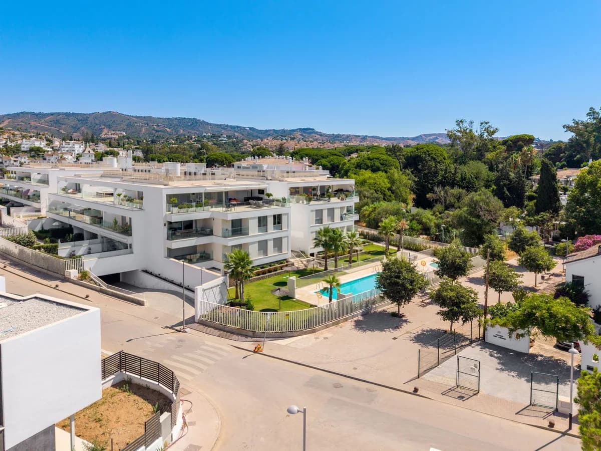 3 Bedroom Middle Floor Apartment for Sale in Elviria, Málaga - Image 9