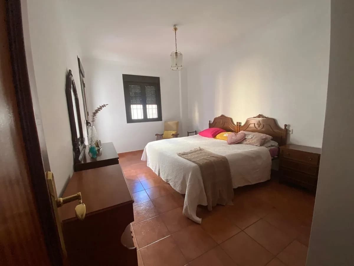 3 Bedroom Middle Floor Apartment for Sale in Ronda, Málaga - Image 2