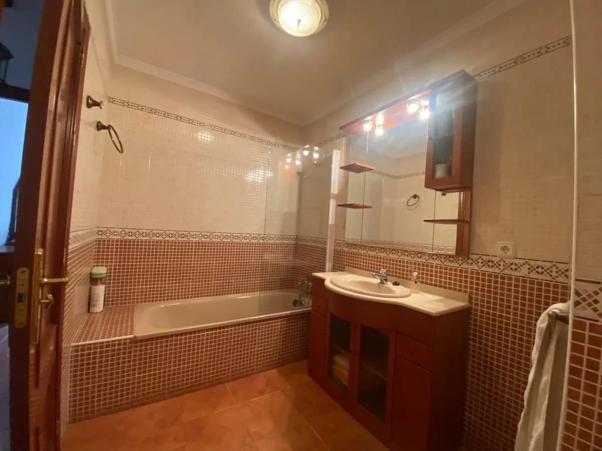 3 Bedroom Middle Floor Apartment for Sale in Ronda, Málaga - Image 6